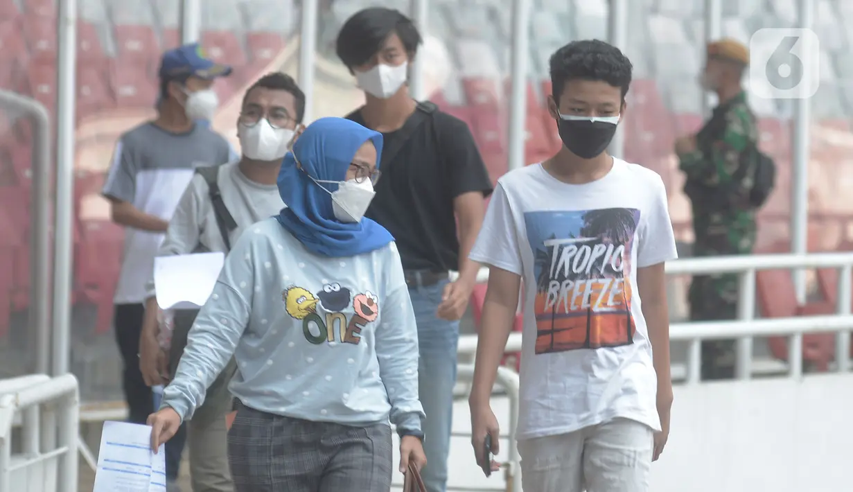Sejumlah anak mengikuti vaksinasi covid-19 di Stadion Utama Gelora Bung Karno (GBK), Senayan, Jakarta, Sabtu (3/7/2021). Pemprov DKI menggelar vaksinasi COVID-19 massal bagi anak usia 12-17 tahun di Stadion GBK selama dua hari, yakni pada 3-4 Juli 2021. (merdeka.com/Imam Buhori)