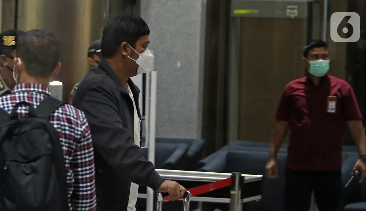 Bupati Kuantan Singingi (Kuansing) Andi Putra saat tiba di Gedung KPK, Jakarta, Rabu (20/10/2021). KPK menangkap Andi Putra dan menetapkannya sebagai tersangka terkait kasus dugaan korupsi perpanjangan izin HGU sawit di Kabupaten Kuansing. (Liputan6.com/Herman Zakharia)
