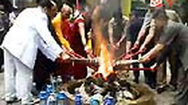 Para biksu perwakilan dari berbagai sangha menggelar upacara pengambilan api suci Mrapen, Grobogan, Jateng. Api suci dibawa ke Candi Borobudur untuk digunakan sebagai sarana peringatan upacara Waisak 2554, 28 Mei mendatang. 