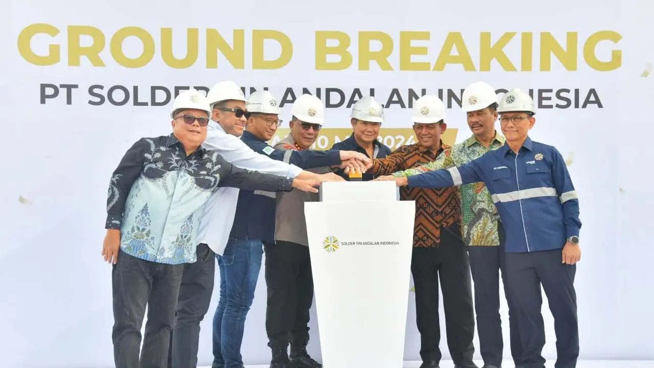 Gubernur Kepulauan Riau Ansar Ahmad dan Komisaris Utama Arsari Group Hashim Djojohadikusumo melakukan peletakan batu pertama (groundbreaking) pembangunan PT Solder Tin Andalan Indonesia.(Dok kepriprov.go.id)