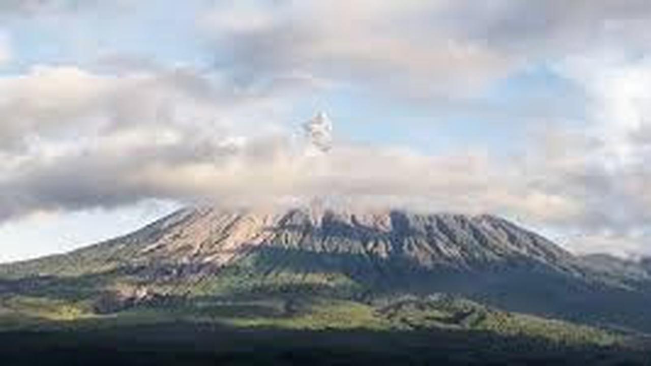 Gunung Semeru Erupsi Disertai Letusan