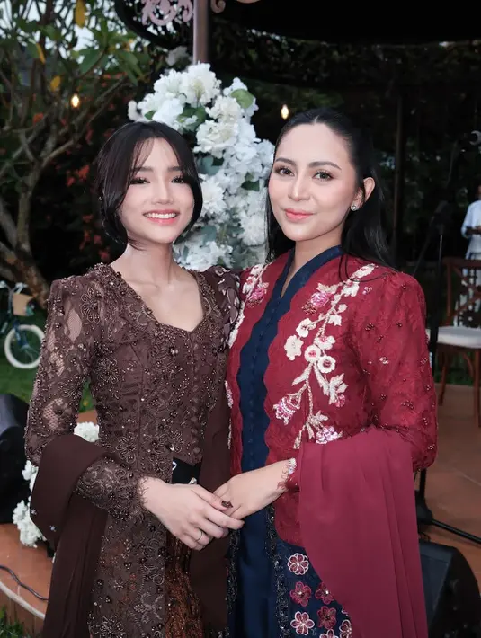 Rambut panjang Fuji disanggul modern yang disisakan poni panjang di bagian depan. Pesonanya terlihat ayu bak kembang desa dengan makeup bernuansa nude peach [@rachelvennya]