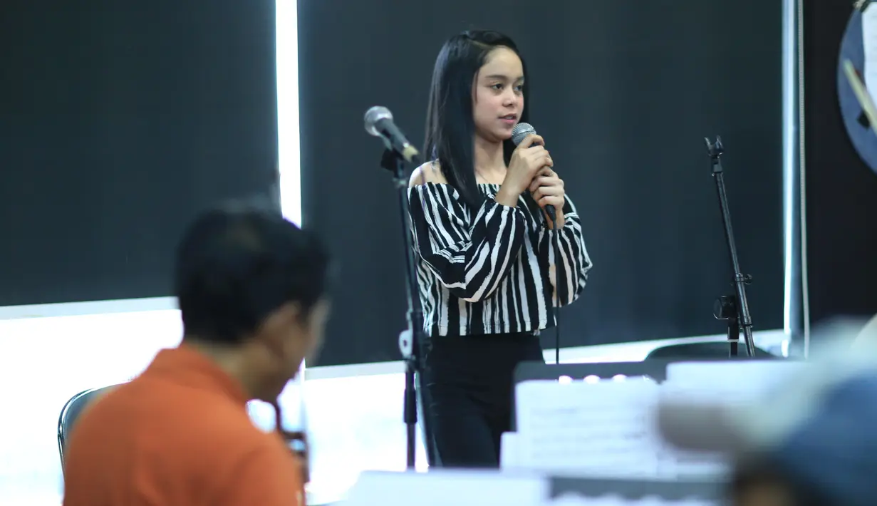 Malam puncak HUT Indosiar akan digelar pada 11 Januari 2017. Acara disiarkan secara langsung Indosiar sejak pukul 19.00 WIB. Lesti beda dengan biasanya, ia akan nyanyi dangdut dengan iringan orkestra Erwin Gutawa. (Adrian Putra/Bintang.com)