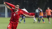 Pemain Timnas Indonesia U-22, Ramadhan Sananta merayakan kemenangan dengan membawa bendera Merah Putih pada laga final sepak bola SEA Games 2023 melawan Thailand di Olympic Stadium, Phnom Penh, Kamboja, Selasa (16/05/2023). Skuad Garuda Nusantara menang dengan skor 5-2. (AP Photo/Tatan Syuflana)
