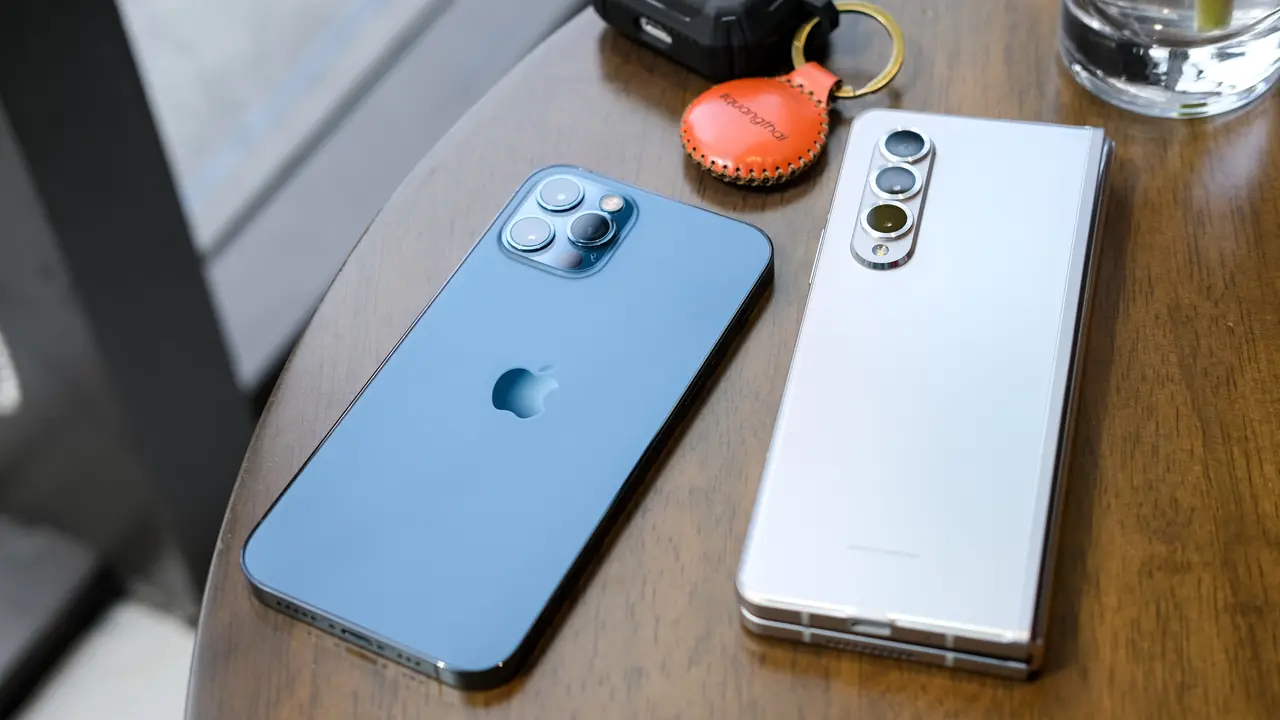 iPhone 13 Pro dan Samsung Galaxy Z Fold3