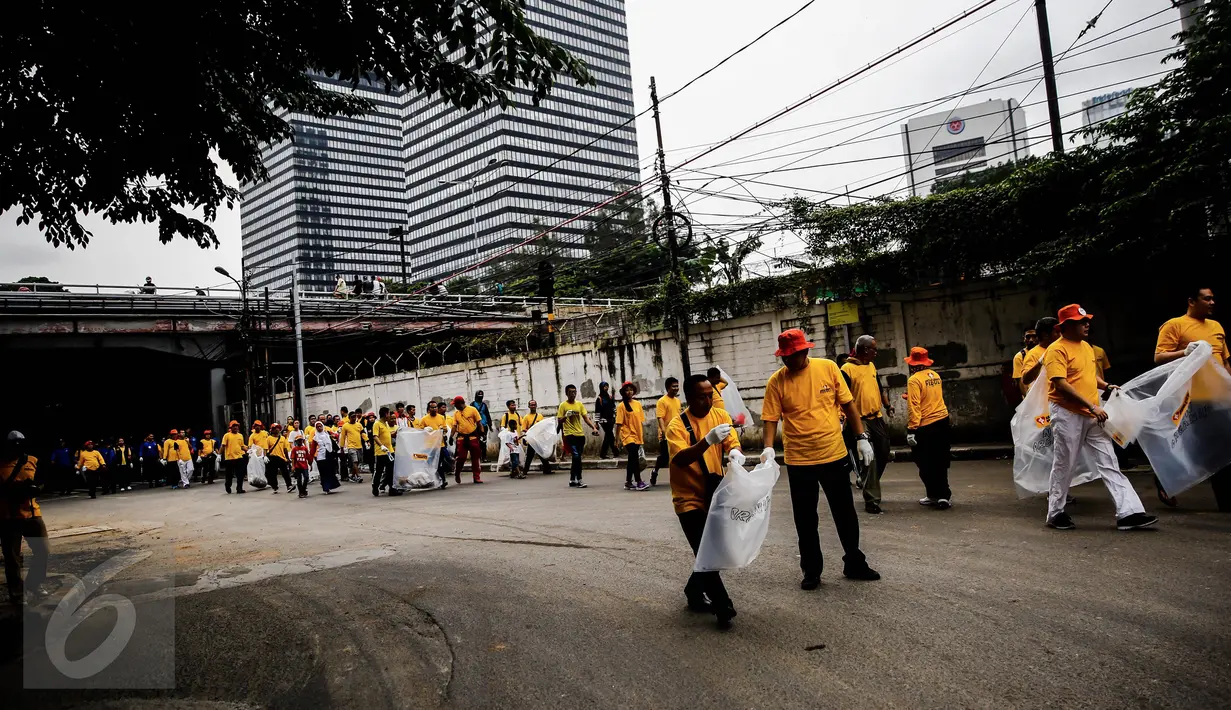 Ratusan karyawan dan relawan Artha Graha Peduli membersihkan sampah di kawasan Jakarta Pusat, (21/02). 1500 orang dari berbagai komunitas, instansi dan perusahaan membersihkan sampah dalam rangka Hari Peduli Sampah Nasional (Liputan6.com/Fery Pradolo)