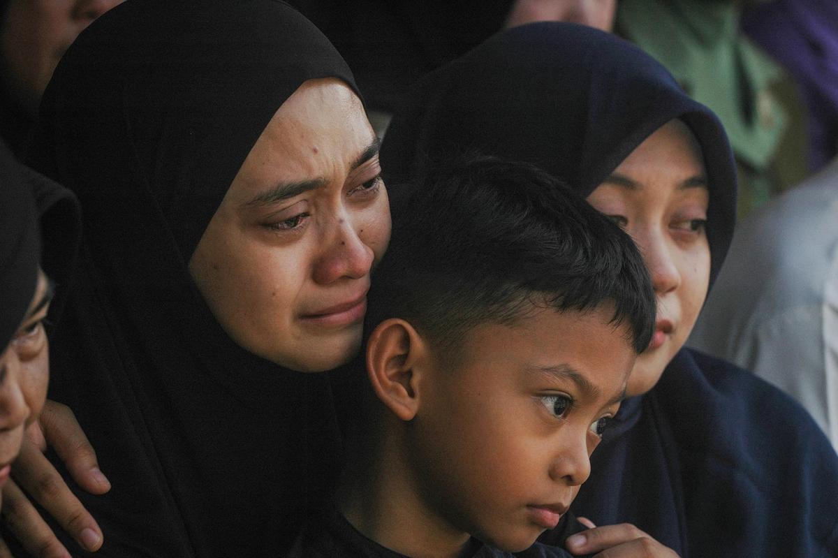 FOTO: Air Mata Keluarga Iringi Pemakaman Prajurit Penjaga Perdamaian