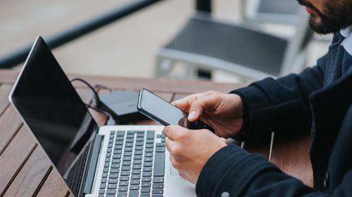 Membuka ponsel dan laptop (Pexels)