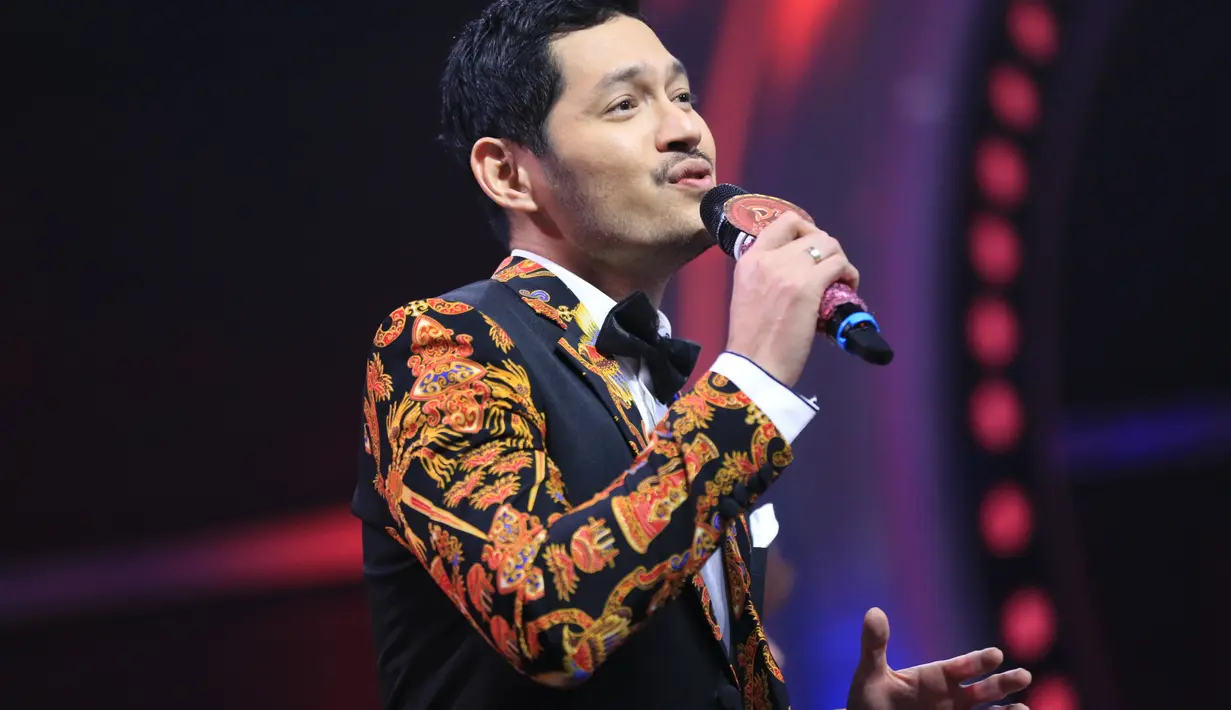 16 selebriti bersaing dalam ajang Dangdut Academy Celebrity 2 Indosiar. Sebelumnya, penyanyi dan pemeran Ihsan Tarore menjadi juara dalam D'Academy Celebrity yang pertama. (Adrian Putra/Bintang.com)