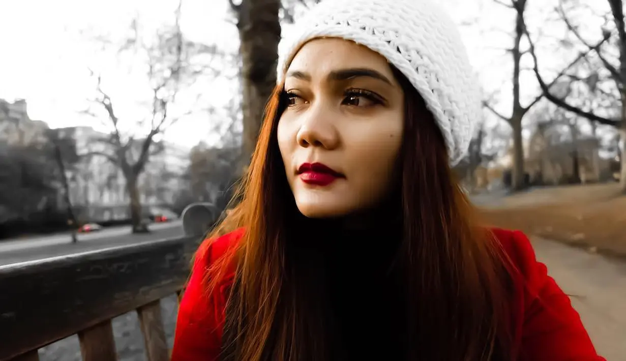 Kepergian Rina ke London memang hanya seorang diri. Tersiar rumor, ia pergi seolah melarikan diri dari berbagai hujatan pada dirinya usai melepas hijab. Tak peduli itu, Rina justru melakukan ini selama di London. (Instagram/rinanose16)