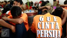 Puluhan pendukung Persija atau The Jakmania ditangkap polisi di Polda Metro Jaya, Jakarta, Minggu (18/10/2015). Para Jakmania itu ditangkap di Ratu Plaza karena menimpuki mobil polisi sampai rusak. (Liputan6.com/Yoppy Renato)