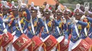 Anggota Korps Marching Band Taruna Akademi Militer TNI memeriahkan pameran alat utama sistem persenjataan (Alutsista) di Lanumad  Ahmad Yani Semarang, Jumat (5/10). Pameran alutsista tersebut dalam rangka memeriahkan HUT Ke-73 TNI. (Liputan6.com/Gholib)