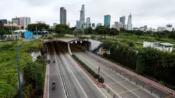 Suasana jalan tol yang sepi pada hari pertama pemberlakuan lockdown di Kota Ho Chi Minh di Kota Ho Chi Minh, Vietnam, Jumat (9/7/2021). Lockdown dua minggu sebagai tindakan pencegahan untuk menghentikan penyebaran kasus virus Covid-19 akibat lonjakan yang terus meningkat. (AFP/Huu Khoa)