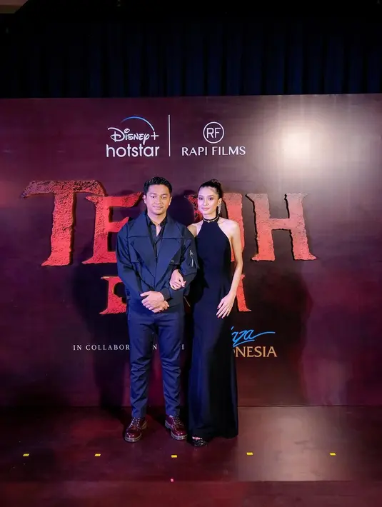 Di momen gala premiere Teluh Darah, Mikha Tambayong dan Deva Mahenra tampil kompak serba hitam. @miktambayong.