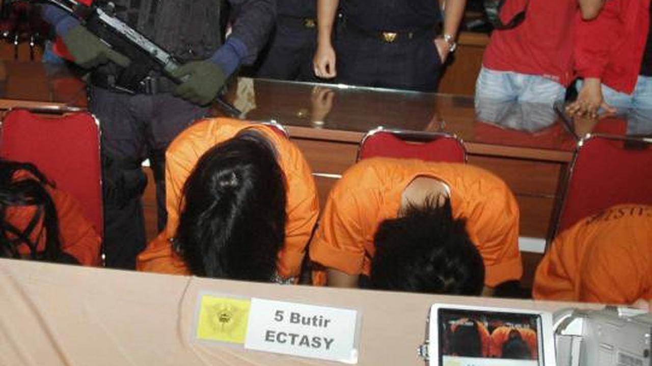 Raka dkk di Bandara Soekarno-Hatta