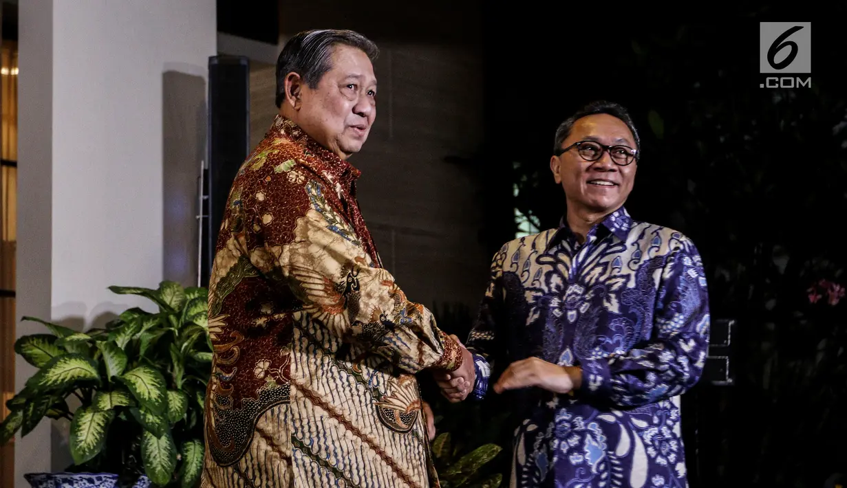 Ketum Partai Demokrat Susilo Bambang Yudhoyono (SBY) bersalaman dengan Ketum Partai Amanat Nasional (PAN) Zulkifli Hassan sebelum pertemuan tertutup di kediaman SBY di kawasan Mega Kuningan, Jakarta, Rabu (25/7). (Liputan6.com/Johan Tallo)