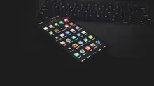 Ilustrasi HP Android. (Photo by Azamat E on Unsplash)