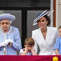 Ratu Elizabeth, Pangeran Louis, Kate Middleton, dan Putri Charlotte. (Alastair Grant/Pool Photo via AP)