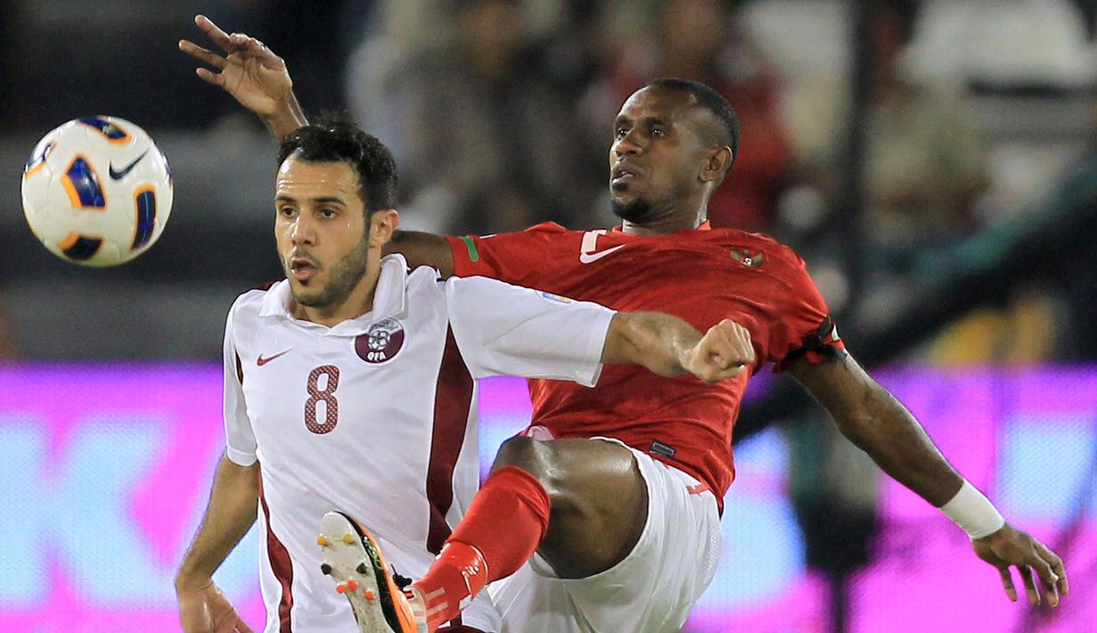 Boaz Solossa (kanan) masuk ke dalam daftar pencetak gol terbanyak Timnas Indonesia di Piala AFF. Menjalani debut di Piala AFF edisi 2004, Boaz langsung mencetak 4 gol untuk skuat Merah Putih. Ia juga mampu menambah koleksi catatannya di Piala AFF 2016 dengan jumlah 3 gol. (AFP/Karim Jaafar)