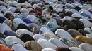Ribuan umat Muslim bersiap melaksanakan Shalat Idul Adha di Pelabuhan Sunda Kelapa, Jakarta, Kamis (24/9/2015). Nuansa khas pelabuhan menjadi keunikan tersendiri saat Shalat Ied di tempat ini. (Liputan6.com/Faizal Fanani)