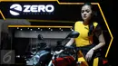 Seorang model bergaya di sisimotor yang dipamerkan di Indonesia International Motor Show 2015 di JI Expo Kemayoran Jakarta, Rabu (19/8/2015). Puluhan merek kendaraan ternama ikut ambil bagian dalam IIMS 2015. (Liputan6.com/Helmi Fithriansyah)