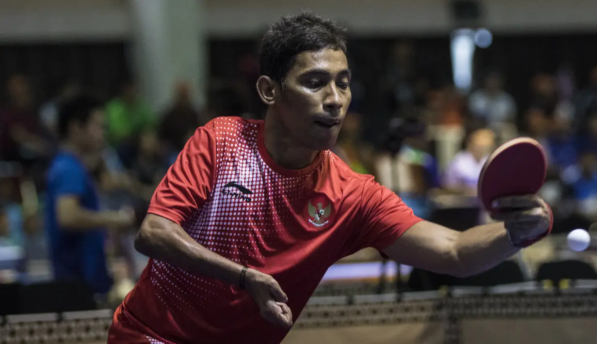 Petenis meja Indonesia, David Jacobs, berusaha mengembalikan bola saat tampil pada Asian Para Games cabang tenis meja TT 10 di Ecovention Ancol, Jakarta, Selasa (9/10/2018). (Bola.com/Vitalis Yogi Trisna)