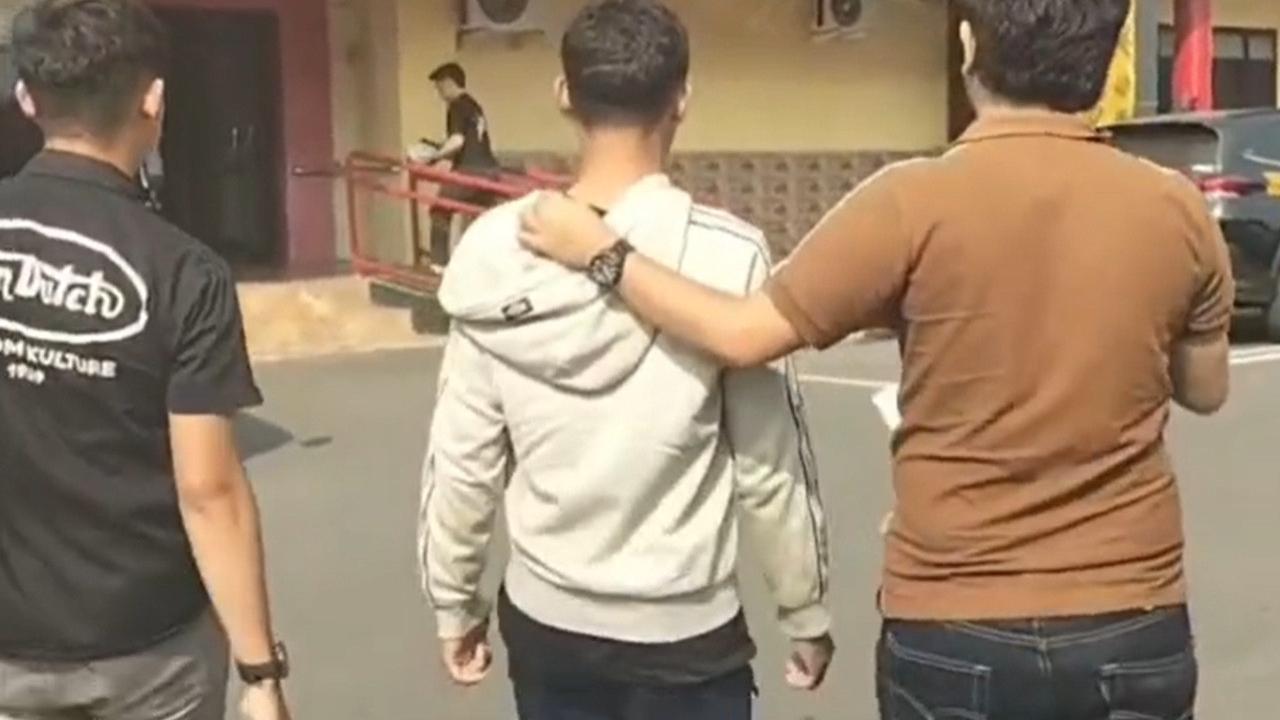 Penangkapan pelajar pamer senpi di Palembang (tangkapan layar video media sosial).