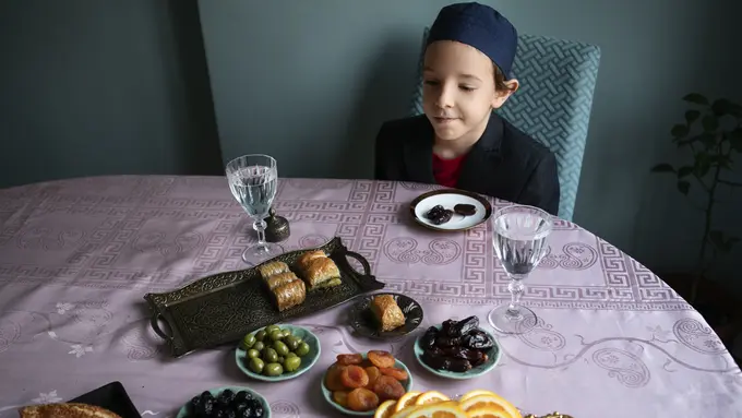 Pentingnya Peran Orang Tua untuk Membantu Anak Belajar Puasa