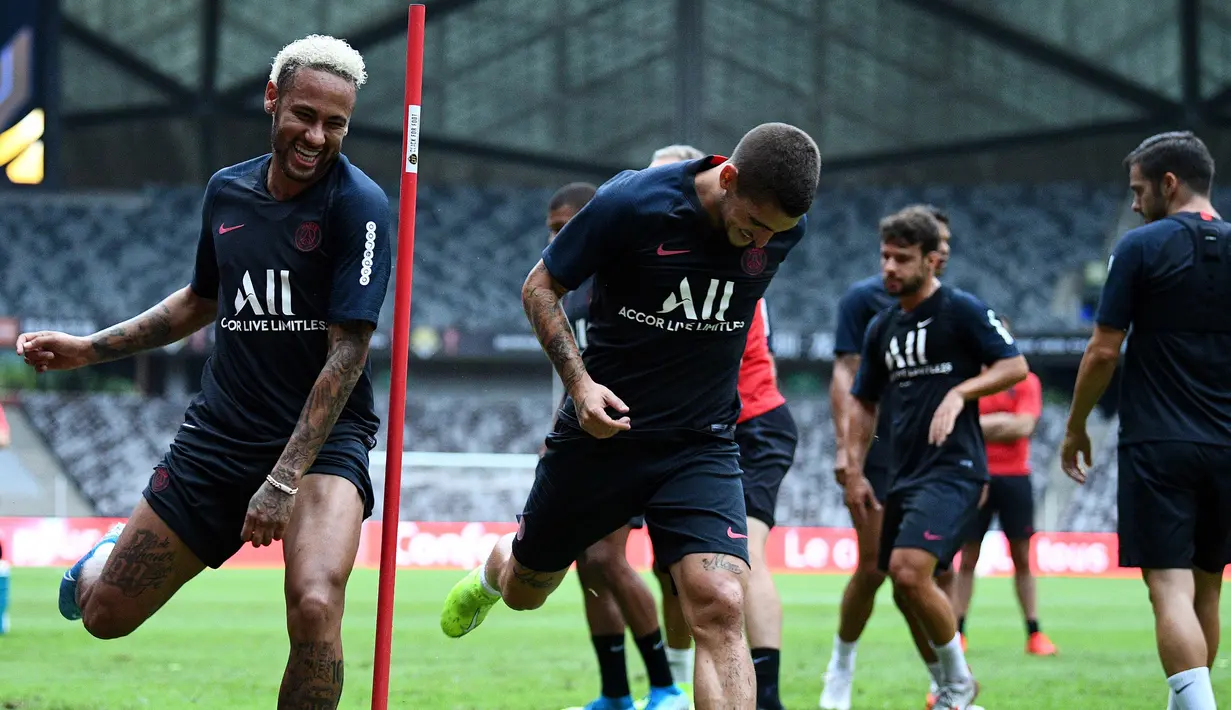 Tawa pemain Paris Saint-Germain Neymar (kiri) saat sesi latihan jelang menghadapi Rennes dalam Trophee des Champions di Stadion Universiade Shenzhen, China, Jumat (2/8/2019). PSG akan menghadapi Rennes pada Sabtu, 3 Agustus 2019. (FRANCK FIFE/AFP)