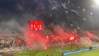 Suporter Bali United di tribun utara Stadion Kapten I Wayan Dipta saat menyalakan kembang api dan flare dalam pekan ke-33 BRI Super League 2025/2026 menghadapi Bhayangkara Presisi Lampung FC. (Alit Binawan/Bola.com)