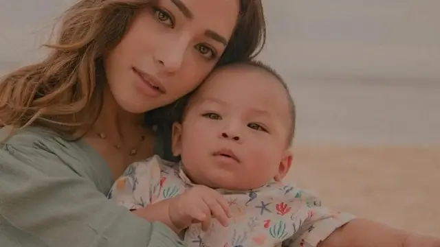 Anak Nikita Willy dengan Kemeja Bertema Biota Laut/Fimela.com