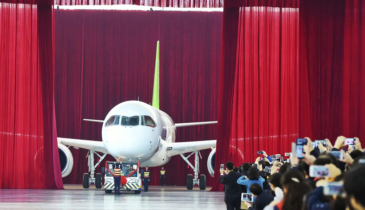 Para tamu mengambil gambar pesawat jet penumpang C919 pertama yang dibuat oleh Commercial Aircraft Corp of China ( Comac) di Shanghai, China, (2/11/2015). Comac meluncurkan Pesawat buatan Cina pertama dengan kapasitas 158 tempat duduk. (REUTERS/Stringer) 