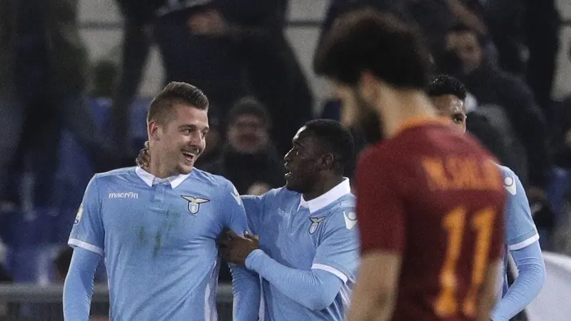 Gelandang Lazio Sergej Milinkovic-Savic (kiri) merayakan gol ke gawang AS Roma pada leg pertama semifinal Coppa Italia di Stadio Olimpico, Kamis (2/3/2017) dinihari WIB. 