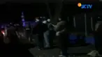 Dengan menggunakan batu, anak panah dan bom molotov sejumlah mahasiswa yang masih satu universitas ini saling serang