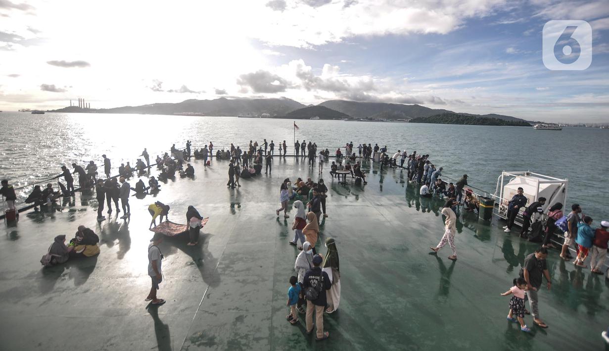 <p>Penumpang berada di deck KMP Adinda Windu Karsa saat perjalanan mudik menuju Pelabuhan Bakauheni, Lampung Selatan, Sabtu (30/4/2022). Mudik via kapal laut merupakan salah satu transportasi yang hingga kini masih favorit digunakan warga Indonesia untuk pulang ke kampung halaman, salah satunya adalah rute Merak-Bakauheni. (merdeka.com/Iqbal S. Nugroho)</p>