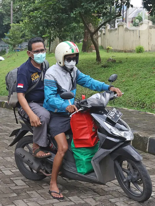 Pasien sembuh COVID-19 dijemput keluarganya usai meninggalkan ruangan isolasi Graha Wisata Ragunan di Jakarta, Jumat (29/1/2021). Data Satgas Covid-19 per Jumat (29/1), jumlah pasien yang sembuh bertambah 10.138 orang dengan total pasien sembuh mencapai 852.260 orang. (Liputan6.com/Herman Zakharia)