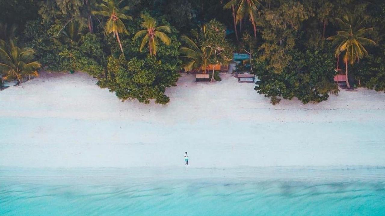 Dibuat Takjub, Momen Pria yang Perlihatkan Pantai dengan Pasir Terhalus di Dunia Ini Curi Perhatian