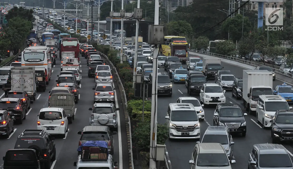 Kepadatan arus kendaraan saat melintas di Tol Dalam Kota, Jakarta, Kamis (7/6). Kepadatan arus mudik diperkirakan akan dimulai pada H-6 Lebaran atau Sabtu (9/6) besok di ruas Tol Jagorawi dan ruas Jakarta-Cikampek. (Merdeka.com/Iqbal S. Nugroho)