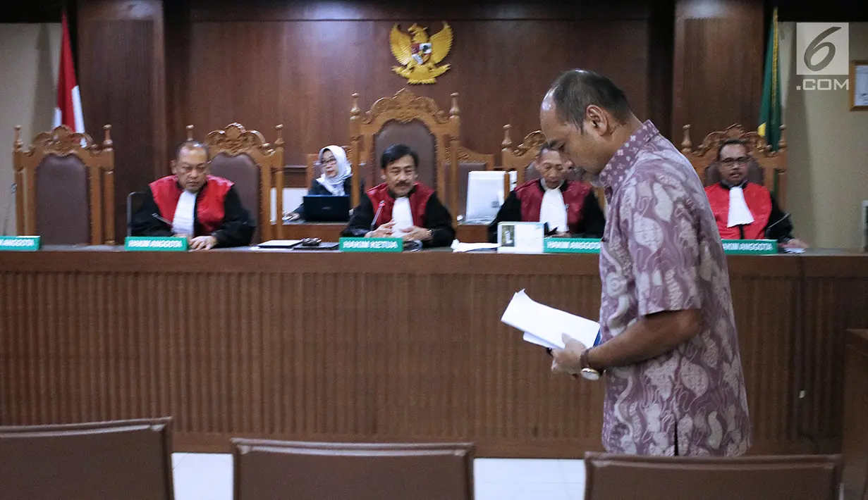 Terdakwa kasus suap dana hibah Kemenpora pada KONI yang juga Deputi IV Kemenpora Mulyana saat sidang pembacaan nota pembelaan di Pengadilan Tipikor, Jakarta, Kamis (29/8/2019). Sebelumnya, JPU KIPK menuntut Mulyana dengan hukuman 7 tahun dan denda Rp200 juta. (Liputan6.com/Helmi Fithriansyah)