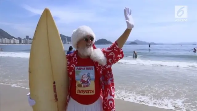 Serunya aksi sinterklas zaman now dari Brazil ini. Ia menebar semangat natal dari Pantai Copacabana.