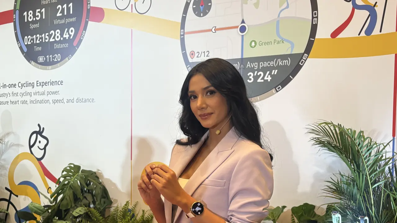 Fanny Ghassani mengenakan Seri HUAWEI WATCH GT 6. [Anisha/Fimela]