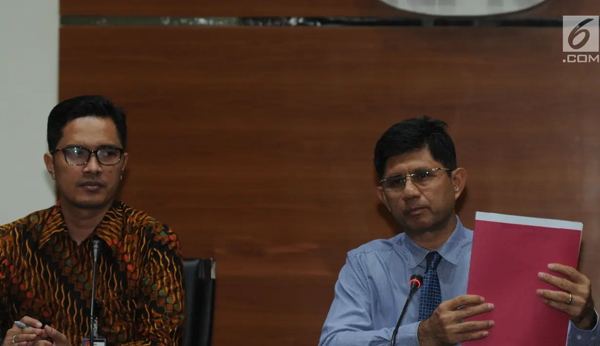 Wakil Ketua KPK Laode Muhammad Syarif bersama Juru Bicara KPK Febri Diansyah (kiri) Wakil memberikan keterangan terkait OTT di Kabupaten Bekasi, di Gedung KPK, Jakarta, Senin (15/10). (Merdeka.com/Dwi Narwoko)