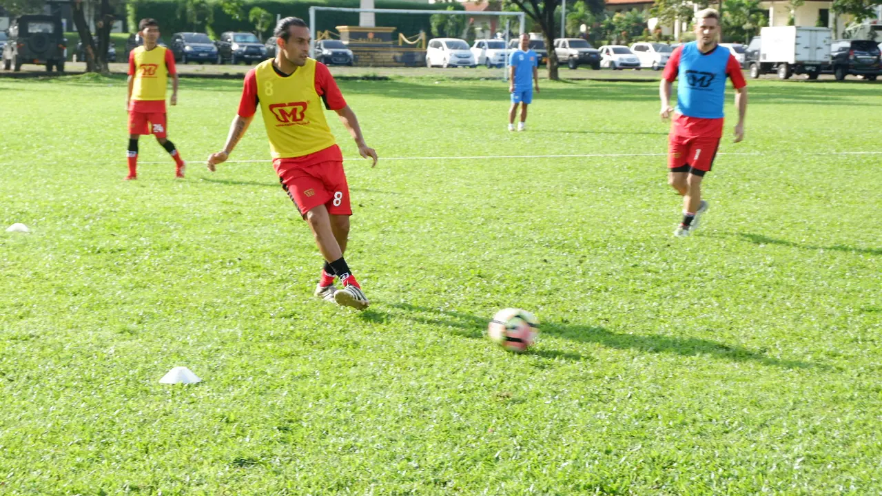 PS Tira, Gustavo Lopez
