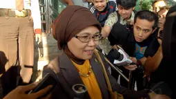 Winantu yang mengenakan blazer abu-abu itu mengaku datang membawa sejumlah dokumen terkait Sutan Bhatoegana, diantaranya slip gaji, Jakarta, Selasa (15/7/14). (Liputan6.com/Miftahul Hayat)