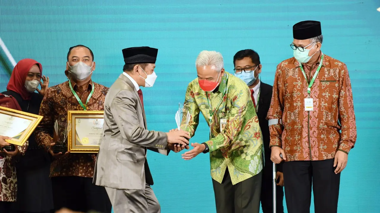 Gubernur Jateng Ganjar Pranowo menerima penghargaan dari Baznas. (Istimewa)