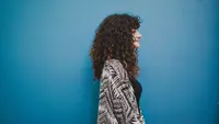 ilustrasi rambut keriting | unsplash.com/@stavrialena