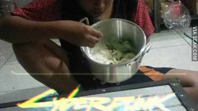 6 Potret Cara Makan Anti-Mainstream Ini Bikin Geleng Kepala