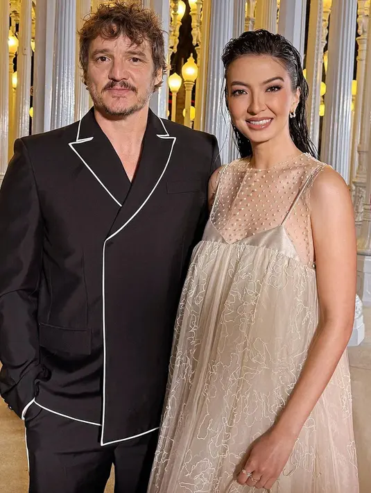 Selain penampilannya yang memesona, momen kedekatan Raline Shah dengan banyak selebriti Hollywood turut curi atensi warganet, salah satunya adalah Pedro Pascal. [@ralineshah]