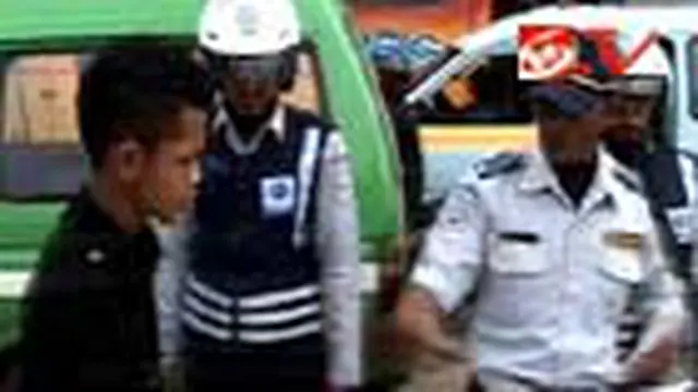 Tak Berseragam, Puluhan Sopir Angkot Ditilang