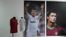 Suasana koleksi jersey dan foto Cristiano Ronaldo terdapat di Museum CR 7. Museum ini terdapat di Kota Funchal, tempat Ronaldo lahir dan tunbuh besar. (Bola.com/Reza Khomaini)